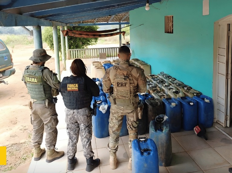operacao-apreende-8-mil-litros-de-combustivel-e-mercurio-em-base-do-garimpo-ilegal-em-iracema