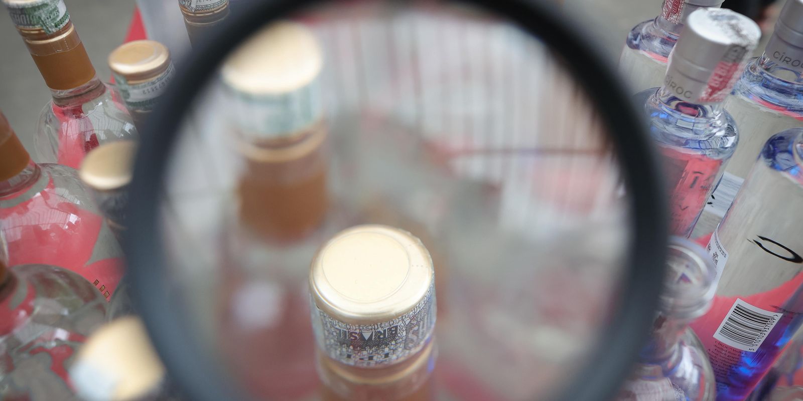 policia-faz-operacao-em-adega-suspeita-de-vender-bebida-adulterada