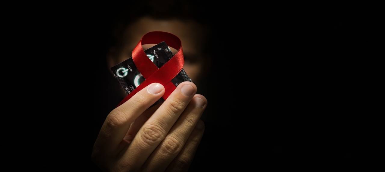 dezembro-vermelho-alerr-amplia-acoes-e-leis-para-enfrentar-o-hiv/aids-e-combater-o-preconceito