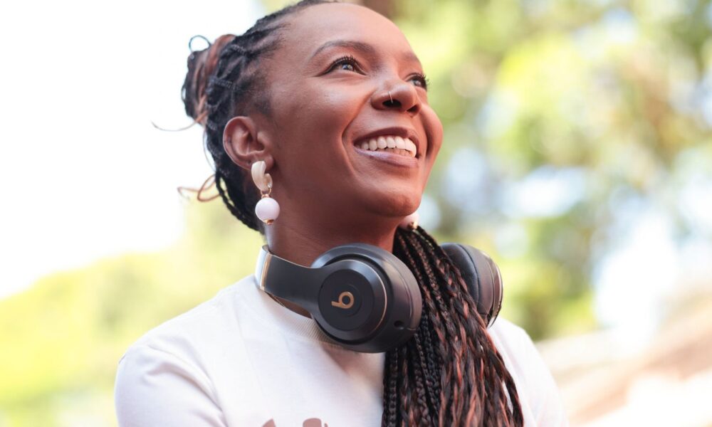 ativista-que-quer-“calcar-o-mundo”-ja-distribuiu-60-mil-chinelos