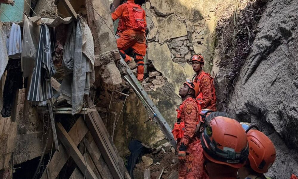 resgatadas-17-pessoas-de-casarao-que-desabou-no-rio