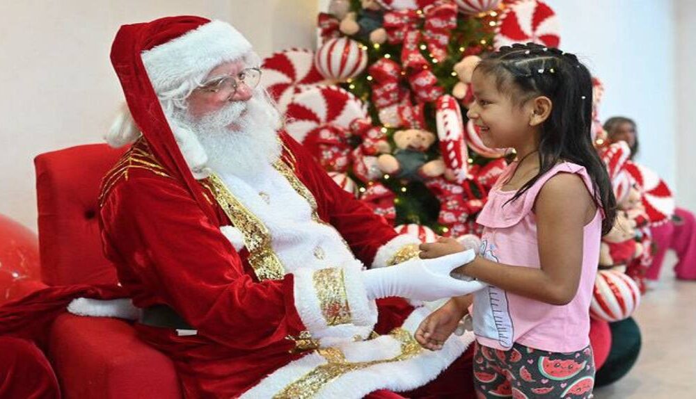 magia-do-natal-papai-noel-visita-polo-senador-helio-campos-do-ccjuv-e-faz-a-alegria-da-criancada