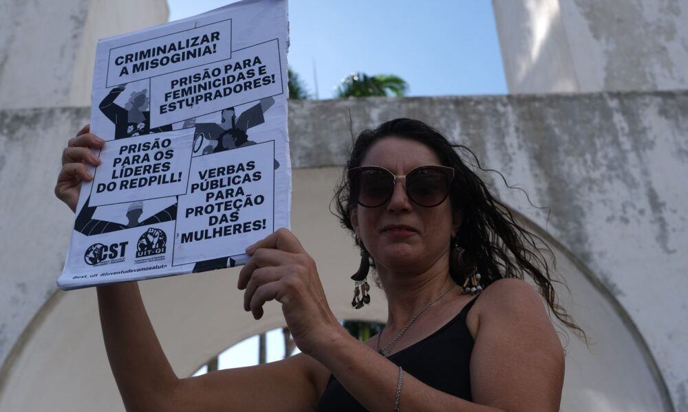 ato-nos-arcos-da-lapa-pede-fim-da-violencia-contra-mulheres-e-lgbtqia+