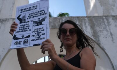 ato-nos-arcos-da-lapa-pede-fim-da-violencia-contra-mulheres-e-lgbtqia+