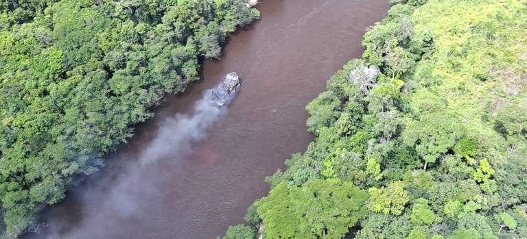 ibama-incendeia-draga-avaliada-em-r$-2,5-milhoes-em-garimpo-ilegal-na-raposa-serra-do-sol