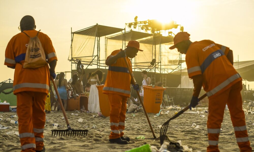 comlurb-recolhe-1,2-toneladas-de-lixo-das-praias-do-rio-no-reveillon