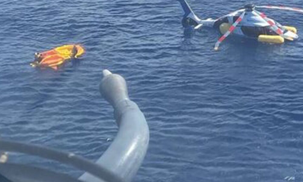 helicoptero-faz-pouso-forcado-no-mar-em-cabo-frio