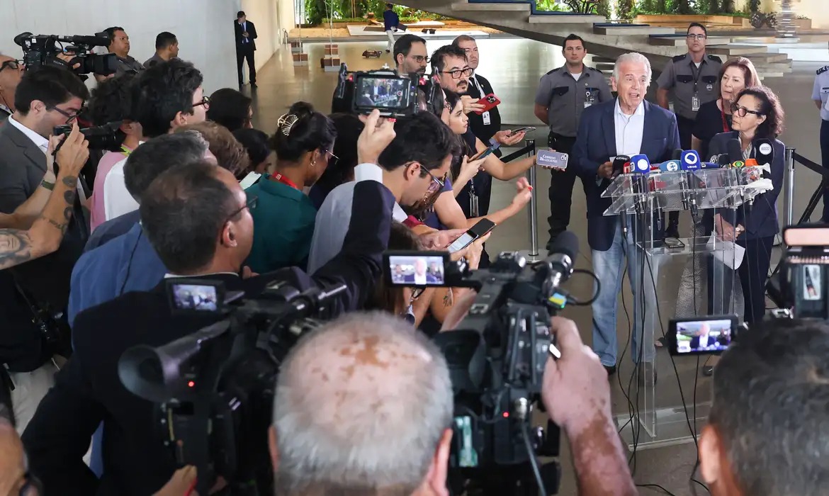 ministro-da-defesa-afirma-que-fronteira-com-a-venezuela-segue-tranquila-e-aberta-em-roraima