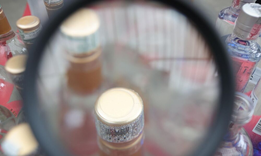 policia-faz-operacao-em-adega-suspeita-de-vender-bebida-adulterada