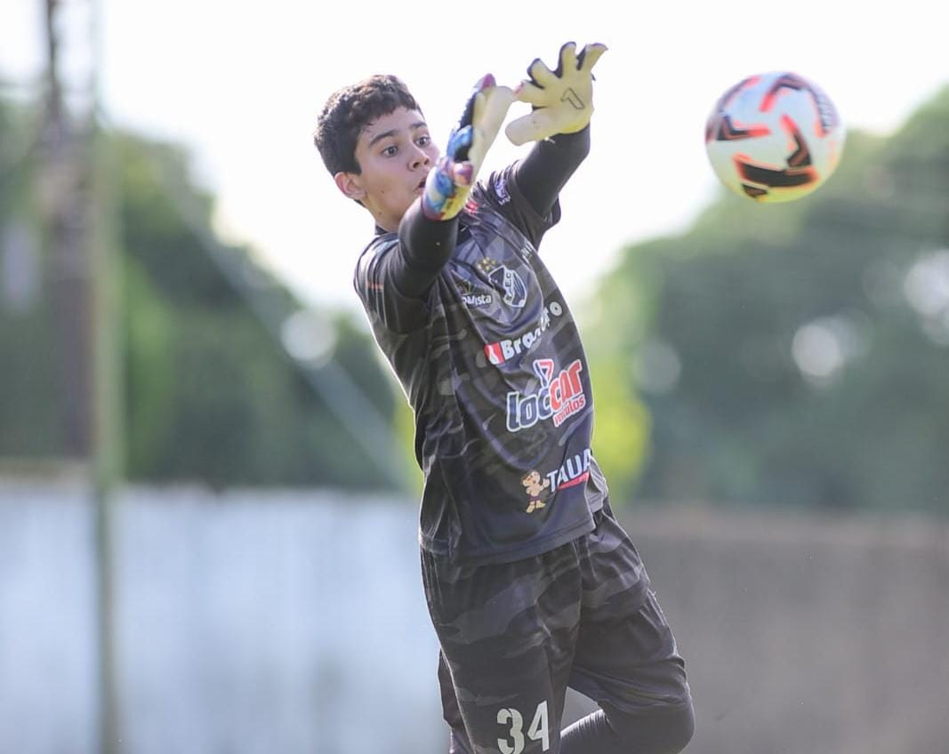 goleiro-roraimense-davi-medeiros-mantem-preparacao-no-sao-raimundo-antes-de-retorno-ao-vila-nova