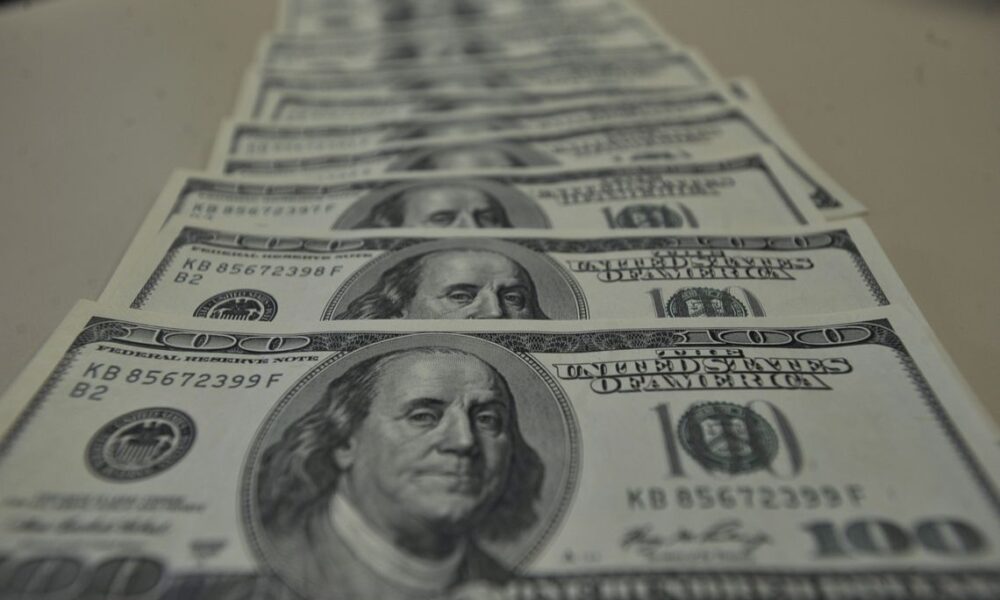 dolar-fecha-em-r$-5,2067,-menor-valor-em-quase-dois-anos,-e-bolsa-bate-novo-recorde