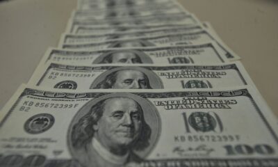 dolar-fecha-em-r$-5,2067,-menor-valor-em-quase-dois-anos,-e-bolsa-bate-novo-recorde