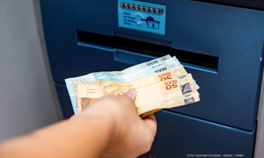 trabalhadores-ja-podem-consultar-se-tem-direito-ao-abono-salarial-2026
