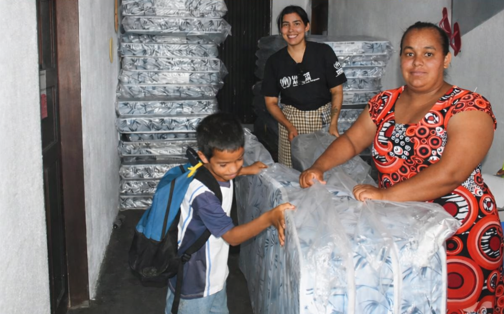 acnur-entrega-105-colchoes-a-familias-indigenas-refugiadas-em-pacaraima