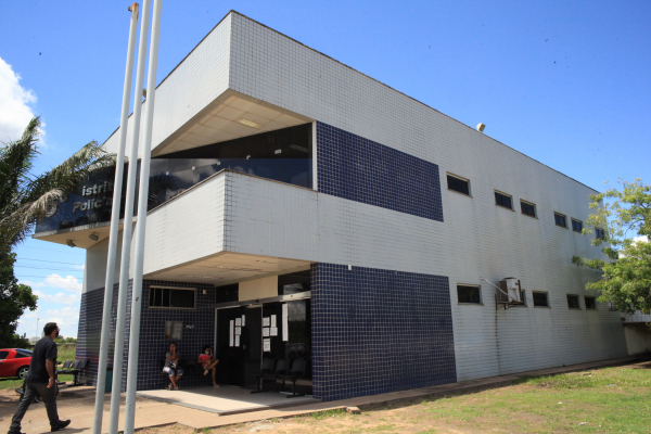 homem-que-se-entrega-a-policia-apos-esfaquear-colega-no-senador-helio-campos