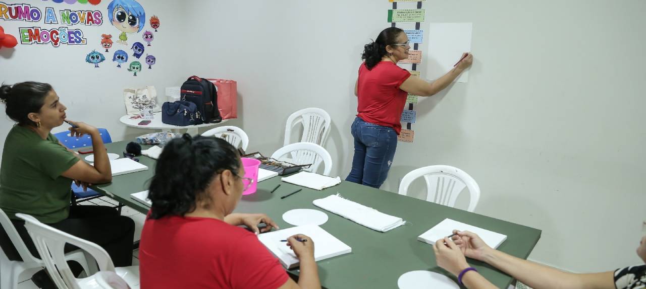 cuidado-e-inclusao-oficina-de-pintura-promove-acolhimento-e-bem-estar-para-maes-atendidas-pelo-teamarr