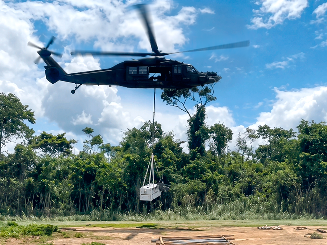 gerador-de-1,3-tonelada-e-levado-de-helicoptero-a-base-em-terra-yanomami