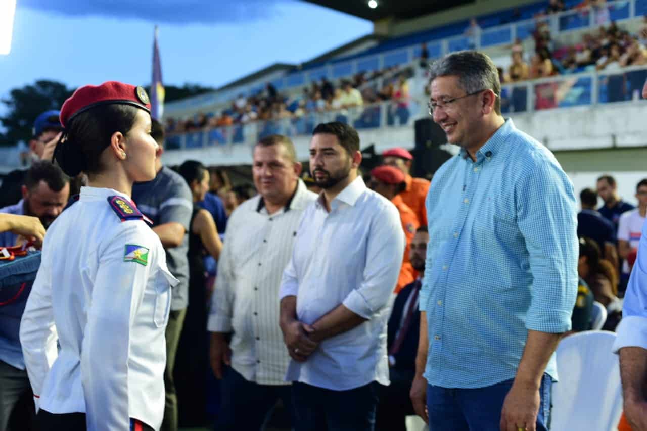 mais-de-700-estudantes-recebem-condecoracao-de-alamar-em-solenidade-no-estadio-canarinho