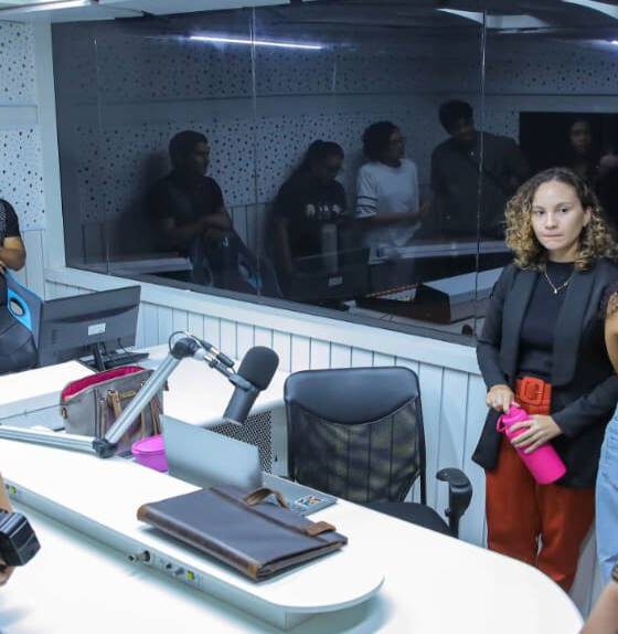 integracao-academicos-de-jornalismo-da-ufrr-conhecem-rotina-da-radio-assembleia