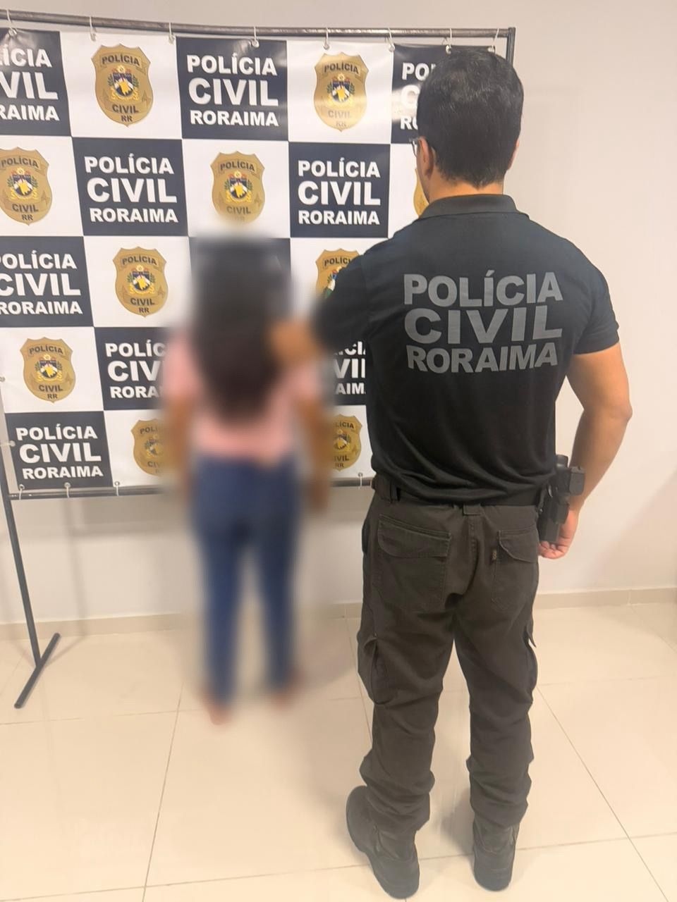 mae-e-presa-em-flagrante-apos-agredir-filho-de-2-anos-dentro-de-forum-em-boa-vista