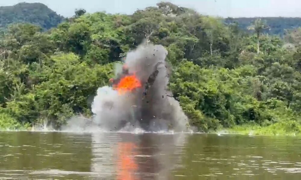 forcas-armadas-destroem-embarcacao-e-apreendem-equipamentos-em-operacao-contra-garimpo-ilegal-na-terra-yanomami
