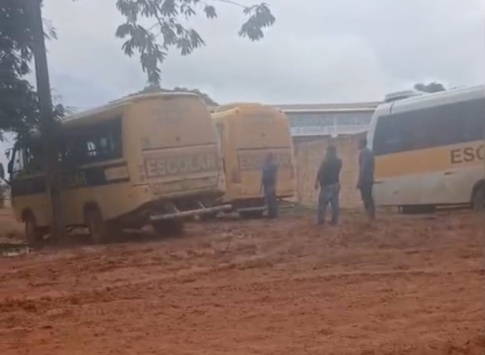 pais-denunciam-suspensao-do-onibus-escolar-no-joao-de-barro-durante-periodo-chuvoso-devido-as-condicoes-das-ruas