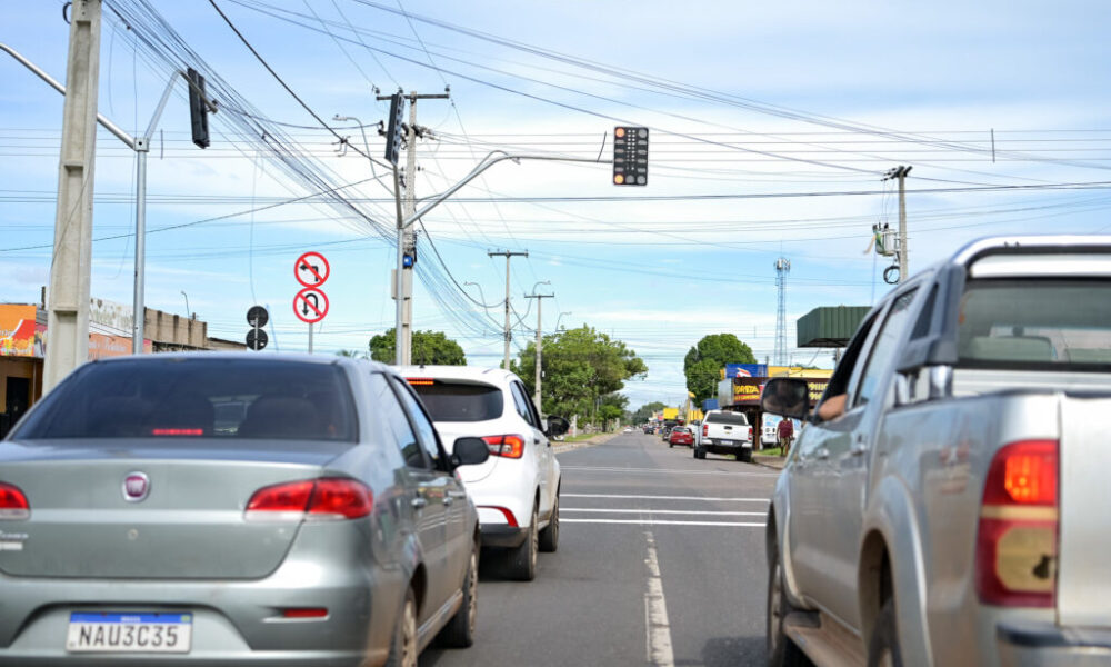 avenida-laura-pinheiro-maia-ganha-novo-semaforo-para-reforcar-seguranca-e-organizar-transito-na-zona-oeste-de-boa-vista