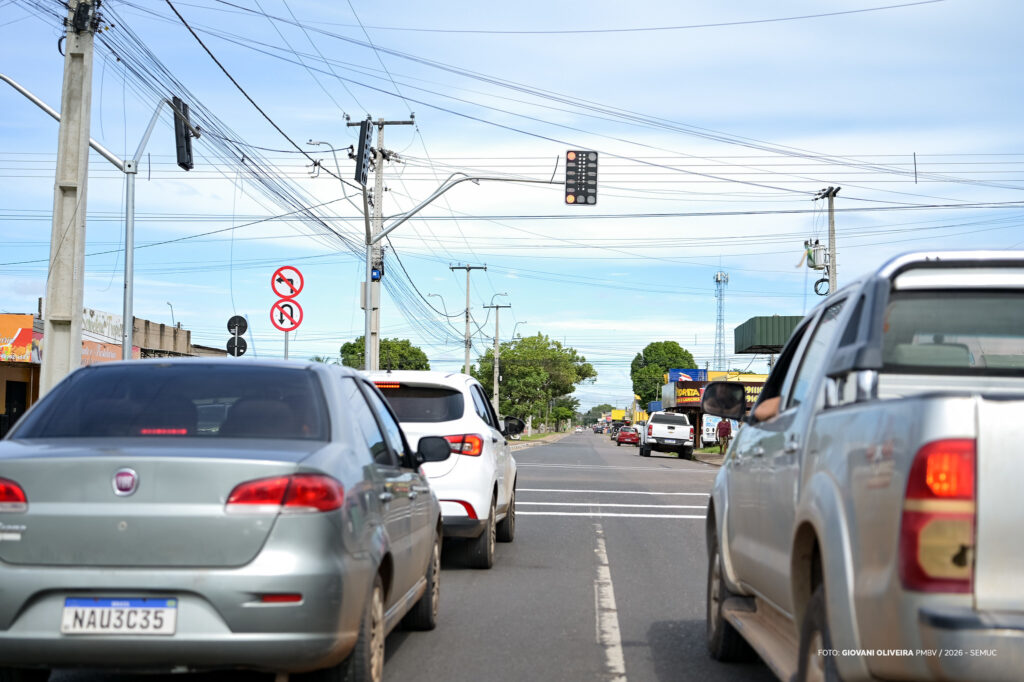 avenida-laura-pinheiro-maia-ganha-novo-semaforo-para-reforcar-seguranca-e-organizar-transito-na-zona-oeste-de-boa-vista