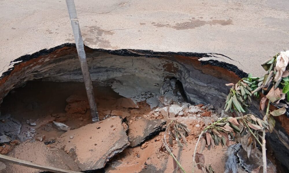 cratera-se-abre-em-rua-do-bairro-senador-helio-campos