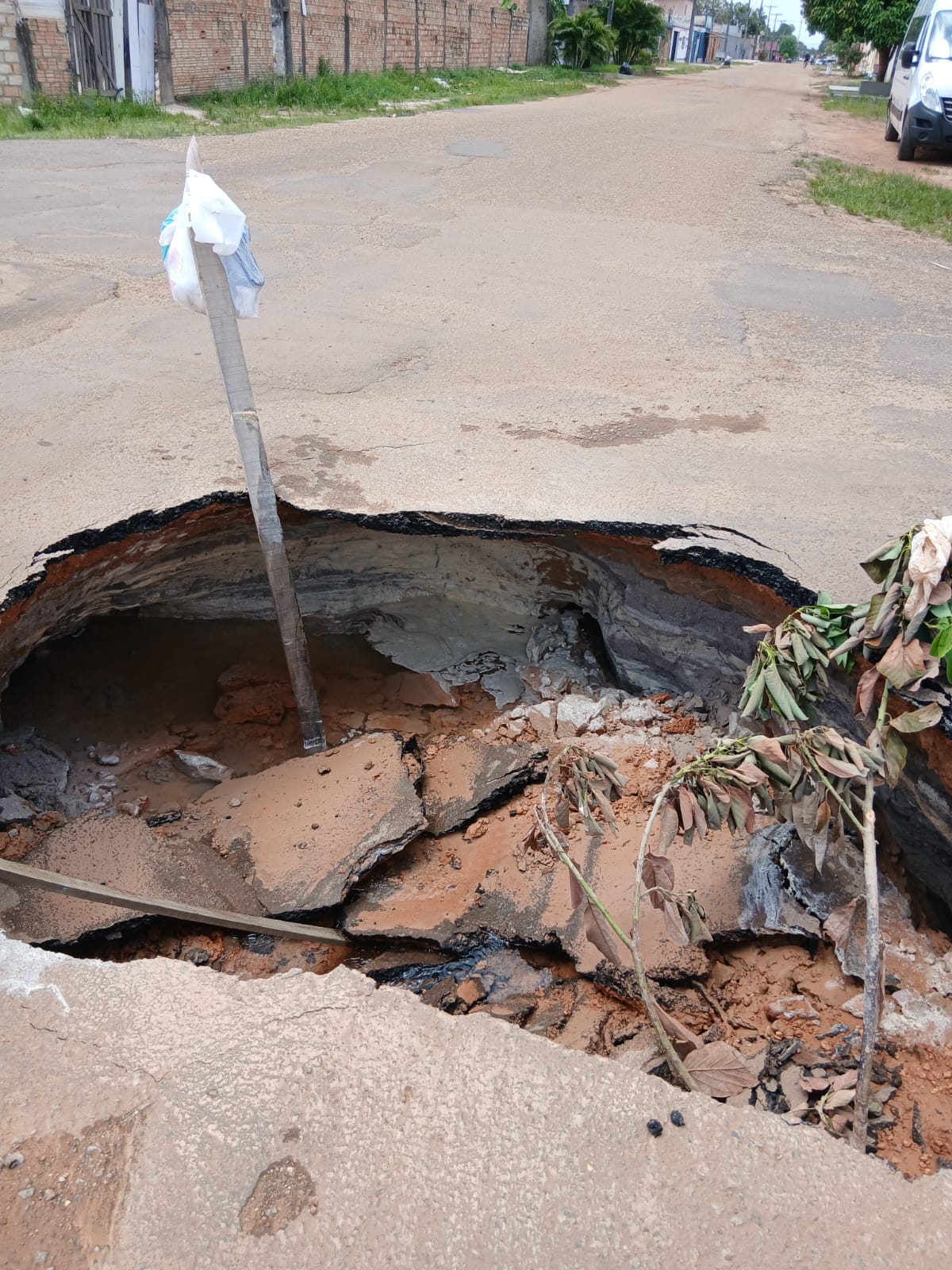 cratera-se-abre-em-rua-do-bairro-senador-helio-campos