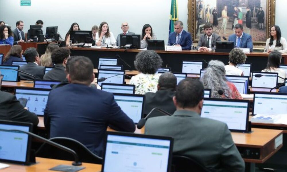 ccj-da-camara-adia-analise-de-pec-sobre-reducao-da-maioridade-penal