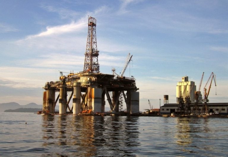 petroleo-fecha-em-queda-e-dolar-ronda-r$-5-apos-sinais-de-cessar-fogo-no-oriente-medio