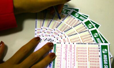mega-30-anos-sorteia-premio-especial-de-r$-320-milhoes;-assista-aqui