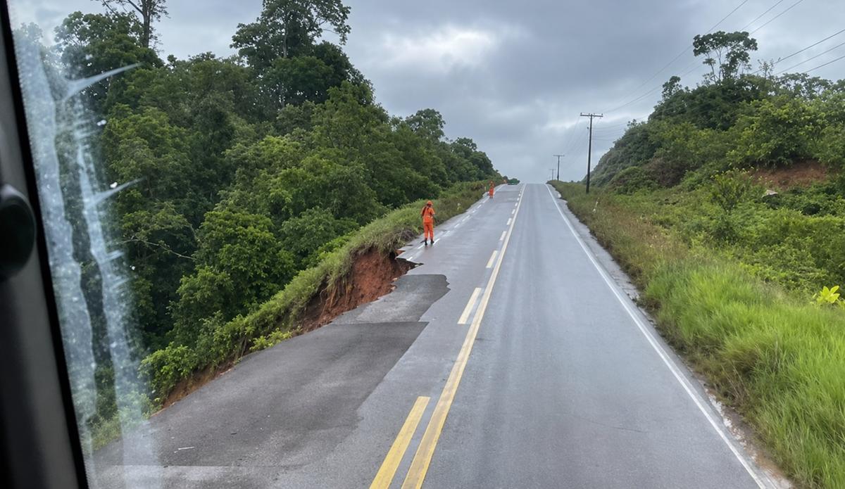 cratera-destroi-parte-da-br-174-e-interdita-trecho-entre-manaus-e-boa-vista