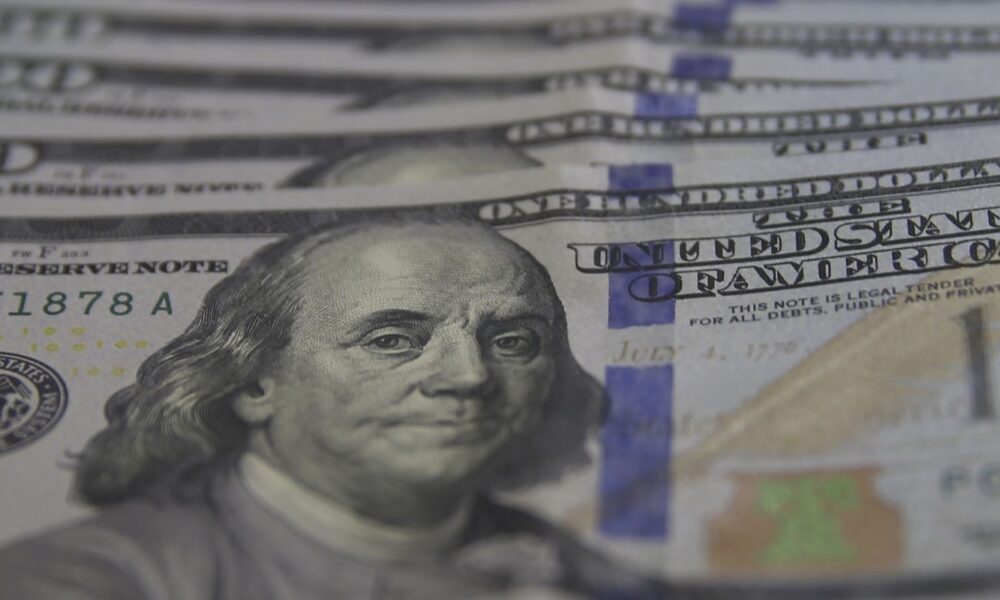 dolar-cai-para-r$-5,03-com-alivio-geopolitico-e-foco-nos-eua