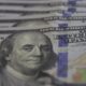 dolar-cai-para-r$-5,03-com-alivio-geopolitico-e-foco-nos-eua