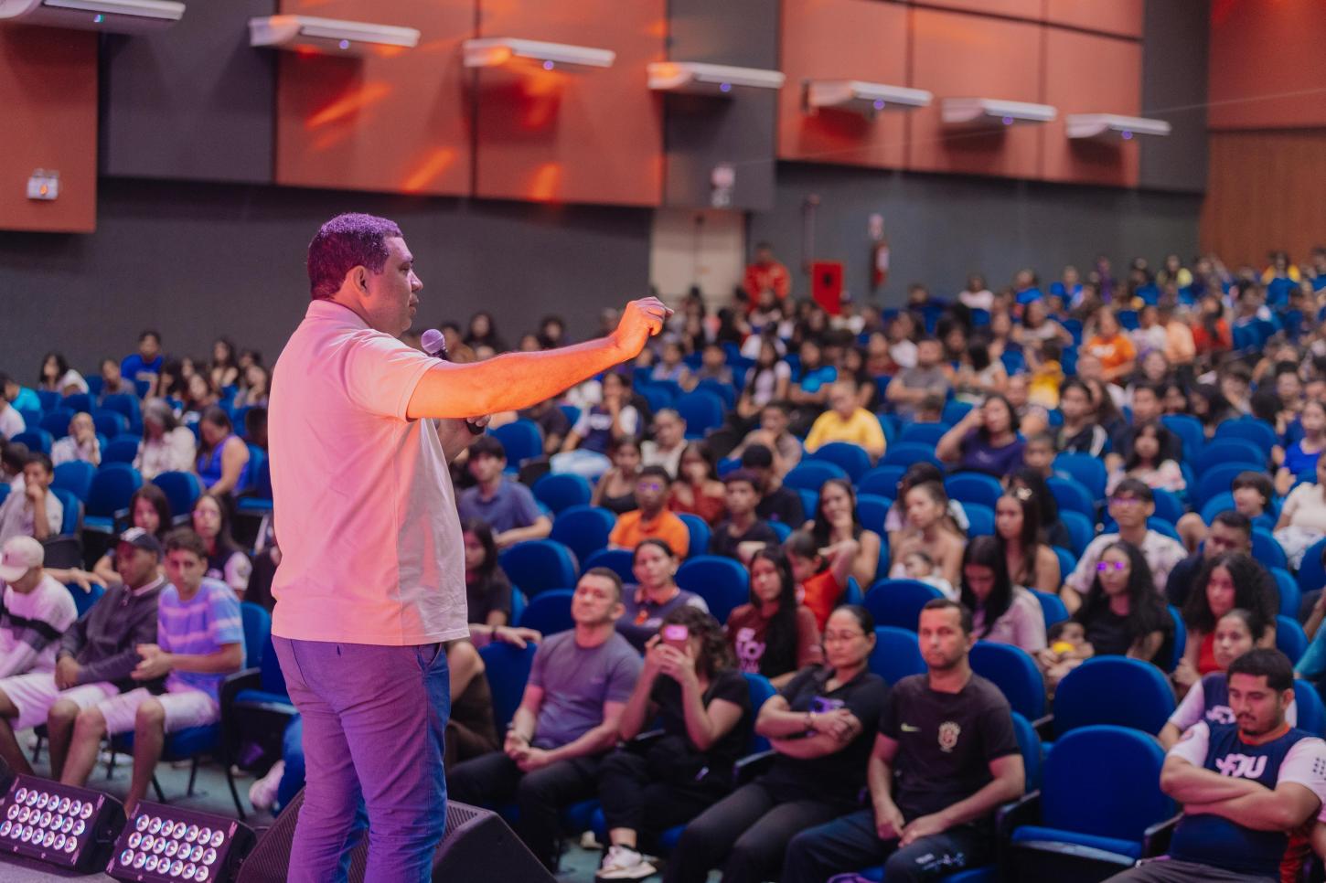 soldado-sampaio-reune-servidores-municipais-e-participa-de-evento-com-cerca-de-mil-jovens-em-boa-vista