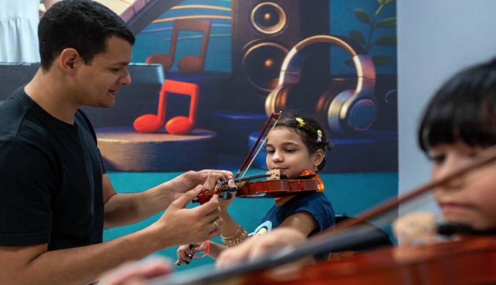 teoria-e-pratica-aulas-de-violino-no-ccjuv-desenvolvem-coordenacao-e-equilibrio-dos-alunos