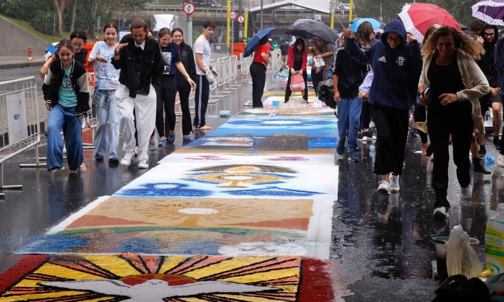 fieis-enfrentam-chuva-para-fazer-tapetes-de-corpus-christi-no-rio