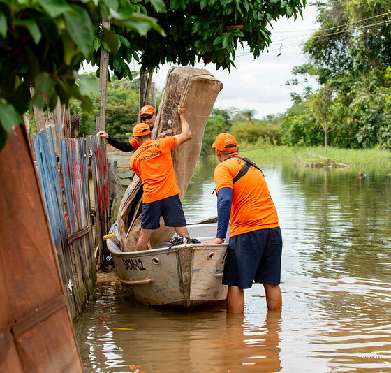 defesa-civil-municipal-retira-familia-de-area-de-risco-apos-avanco-das-aguas-no-bairro-cauame