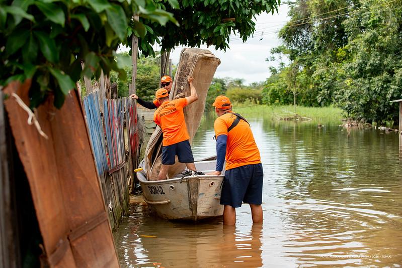 cheia-do-rio-branco-leva-defesa-civil-a-retirar-familia-de-area-de-risco-no-bairro-cauame