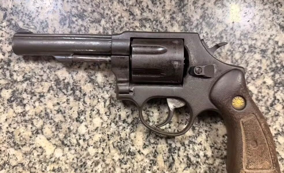 suspeito-e-preso-com-cocaina-e-arma-escondida-em-casinha-de-cachorro-no-laura-moreira