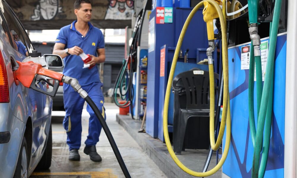 vendas-no-comercio-recuam-1,5%-em-abril,-impactadas-por-combustiveis