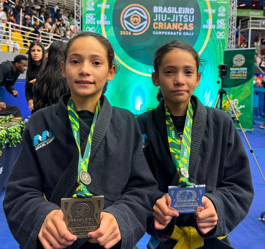 gemeas-e-irmas-lobato,-ariela-e-isabela-chegam-medalhadas-do-brasileiro-kids