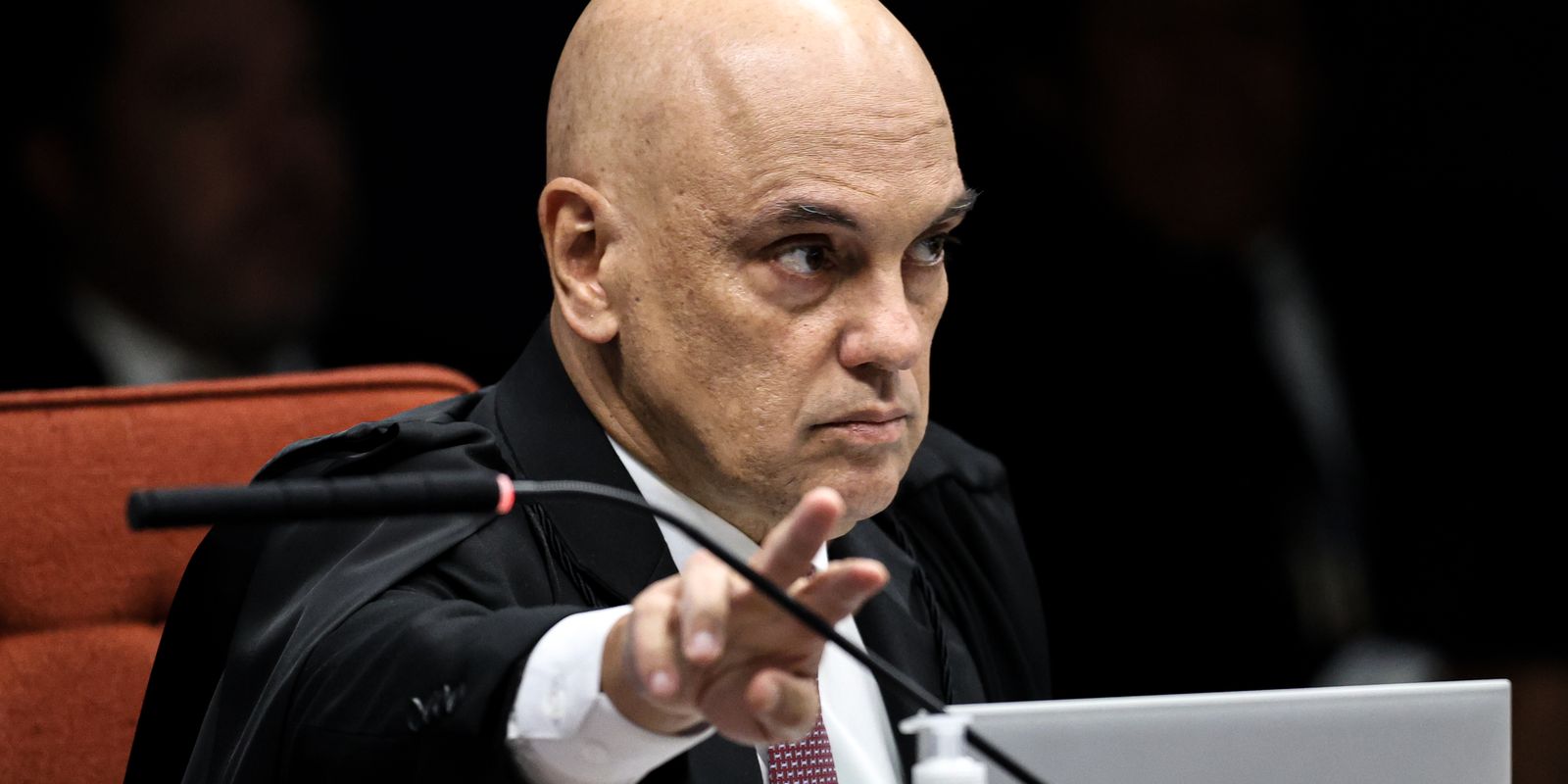 moraes-pede-parecer-da-pgr-sobre-apreensao-de-arma-de-bolsonaro