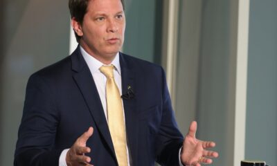 dino-cita-risco-de-evasao-e-proibe-deputado-mario-frias-de-deixar-pais