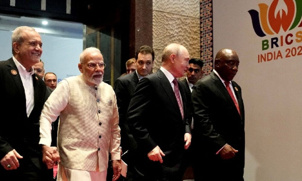 com-ira-e-emirados-arabes-no-bloco,-brics-pede-calma-no-oriente-medio