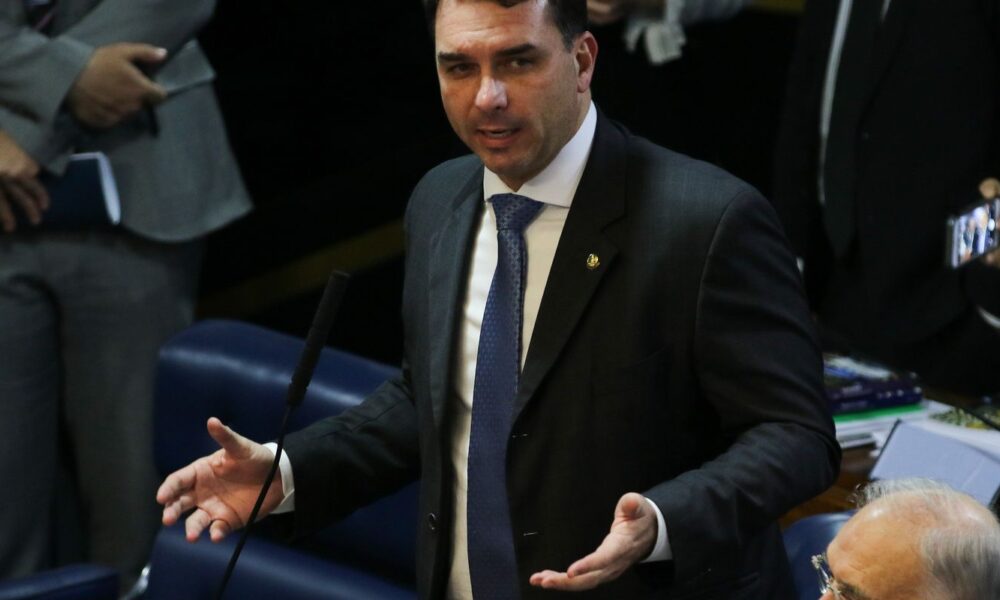 defesa-de-flavio-bolsonaro-tentou-levar-caso-dark-horse-a-mendonca