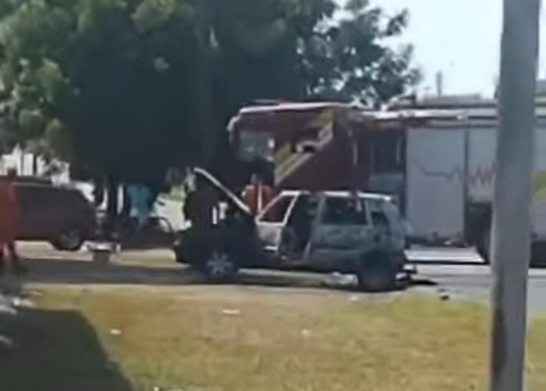 carro-pega-fogo-em-garagem-e-e-arrastado-para-a-rua-por-vizinho-para-nao-atingir-casa-em-boa-vista