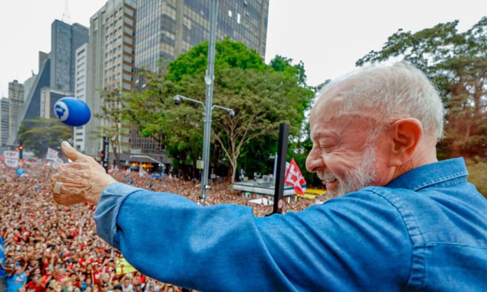 ato-pela-reeleicao-de-lula-leva-milhares-a-avenida-paulista